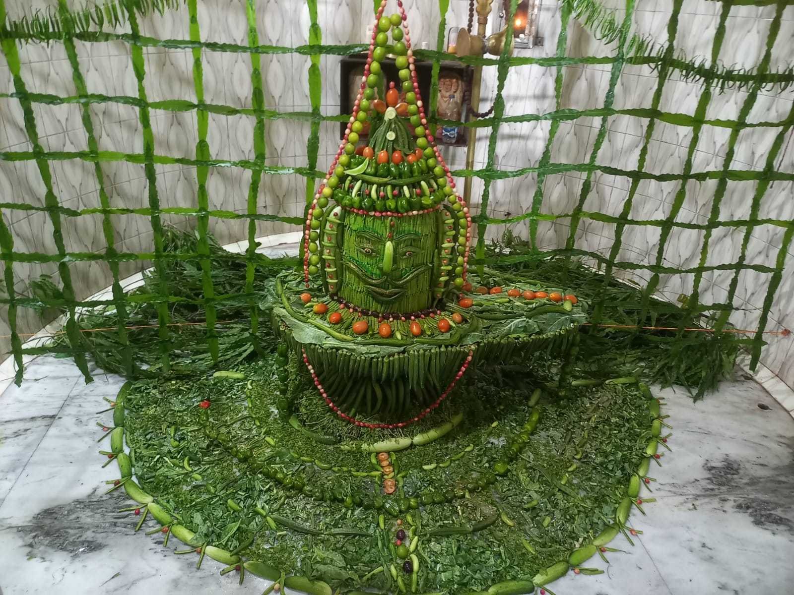 फल हरी सब्जी से हुआ पंचपिपलेश्वर महादेव का श्रृंगार