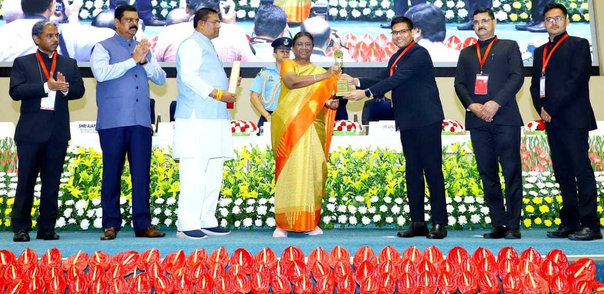 कलेक्टर गर्ग को राष्ट्रपति श्रीमती मुर्मू ने ‘भूमि सम्मान’ से किया सम्मानित