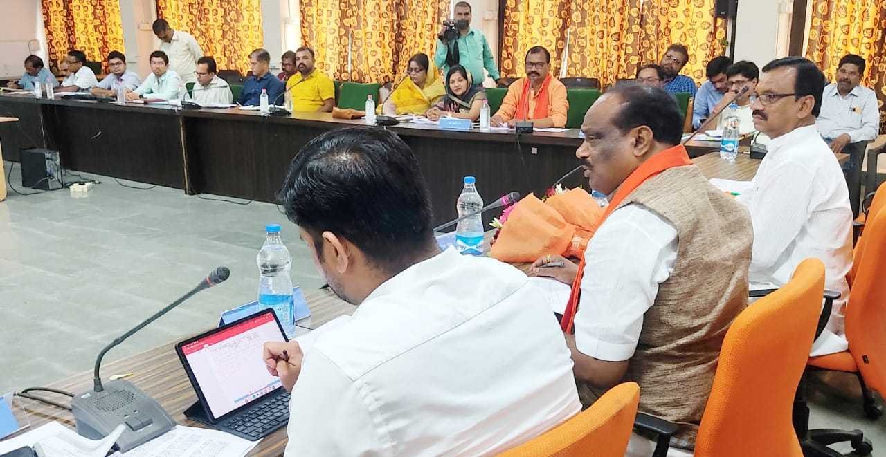 समय सीमा में निर्माण कार्य न कराने वाले ठेकेदारों पर पेनल्टी लगाएं