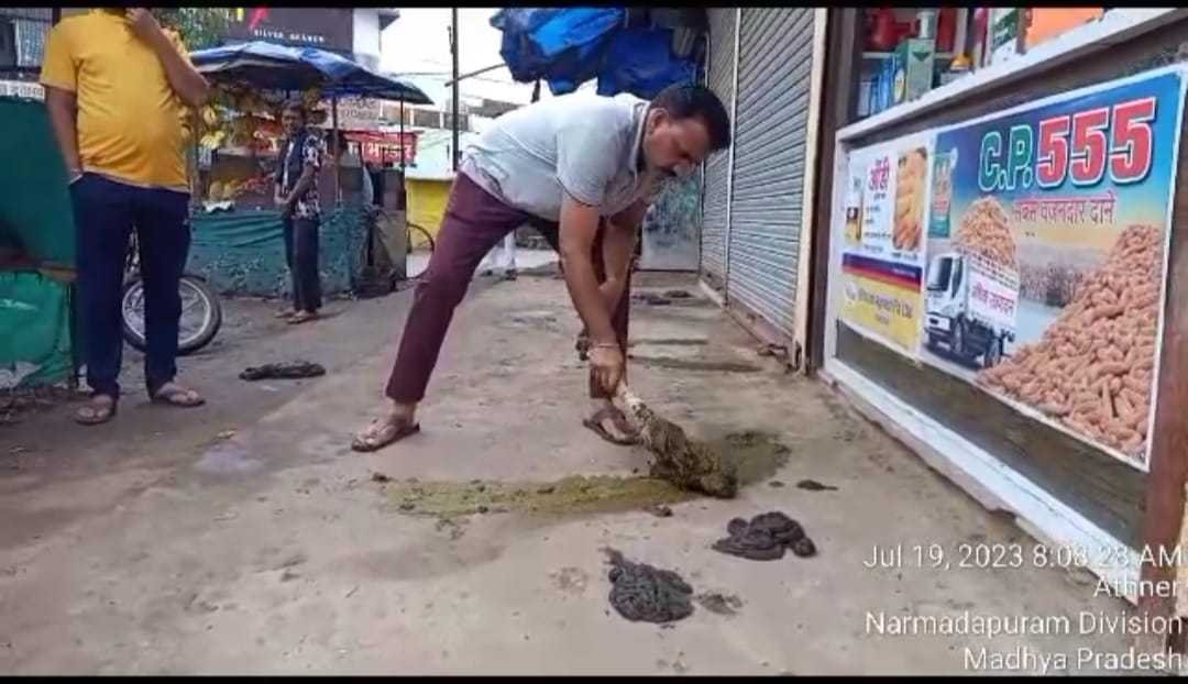 डॉ माथनकर की अनूठी पहल स्वयं ने सफाई के लिए उठाई झाड़ू