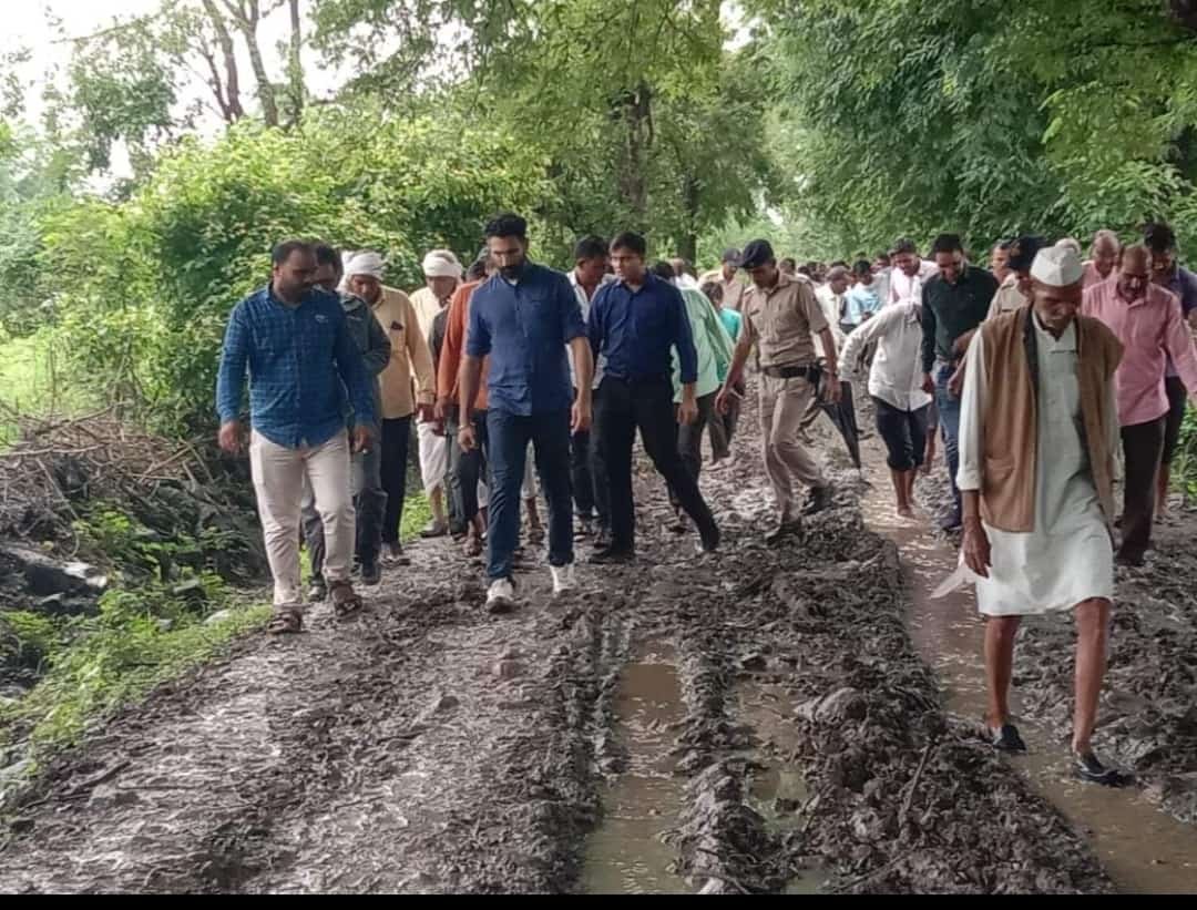 कीचड़ में पैदल चल देखी क्षेत्र की व्यवस्था 
