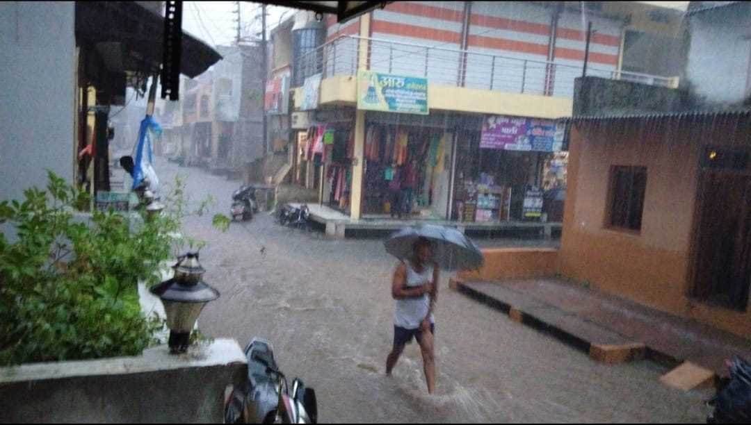 शहर में तीन घंटे लगातार बारिश से कही सड़को से बहा तो कही घरों में घुसा पानी