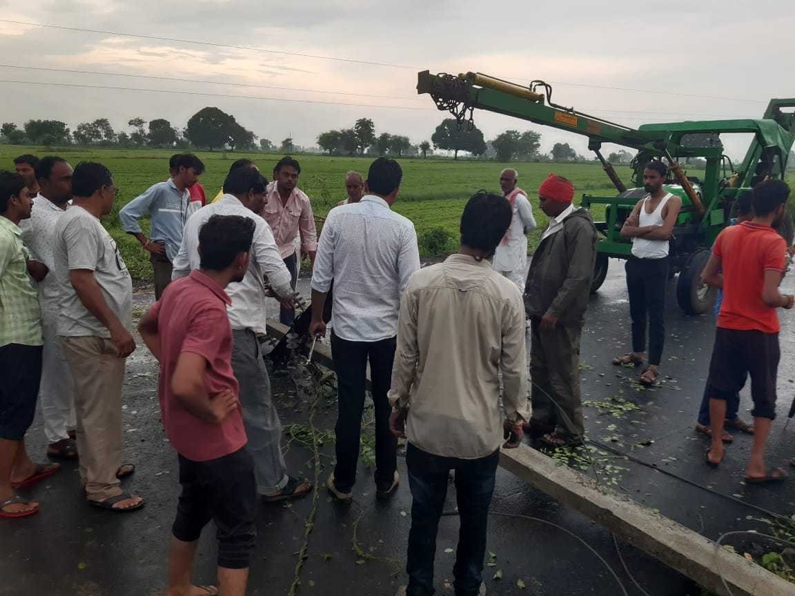 ग्रामीणों ने मिल कर बिजली चालू करने के लिये किया प्रयास