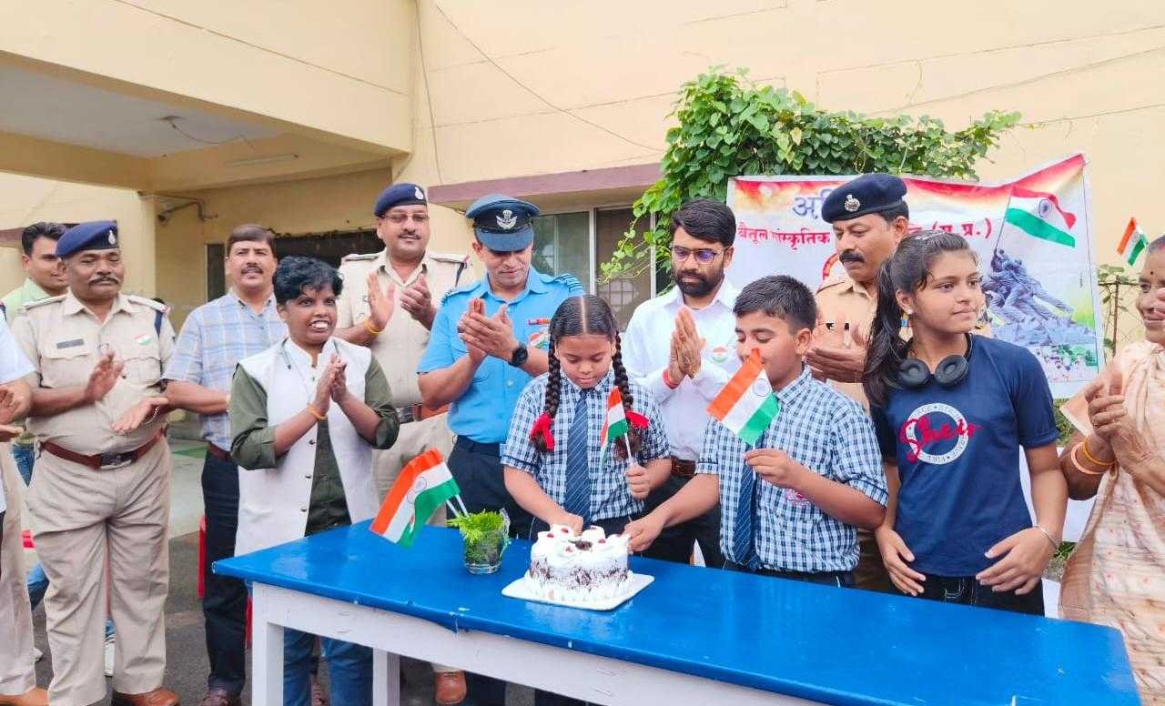 जब हमें कोई नहीं देखता तब हम स्वयं को देखते है, हमेशा ईमानदार रहे