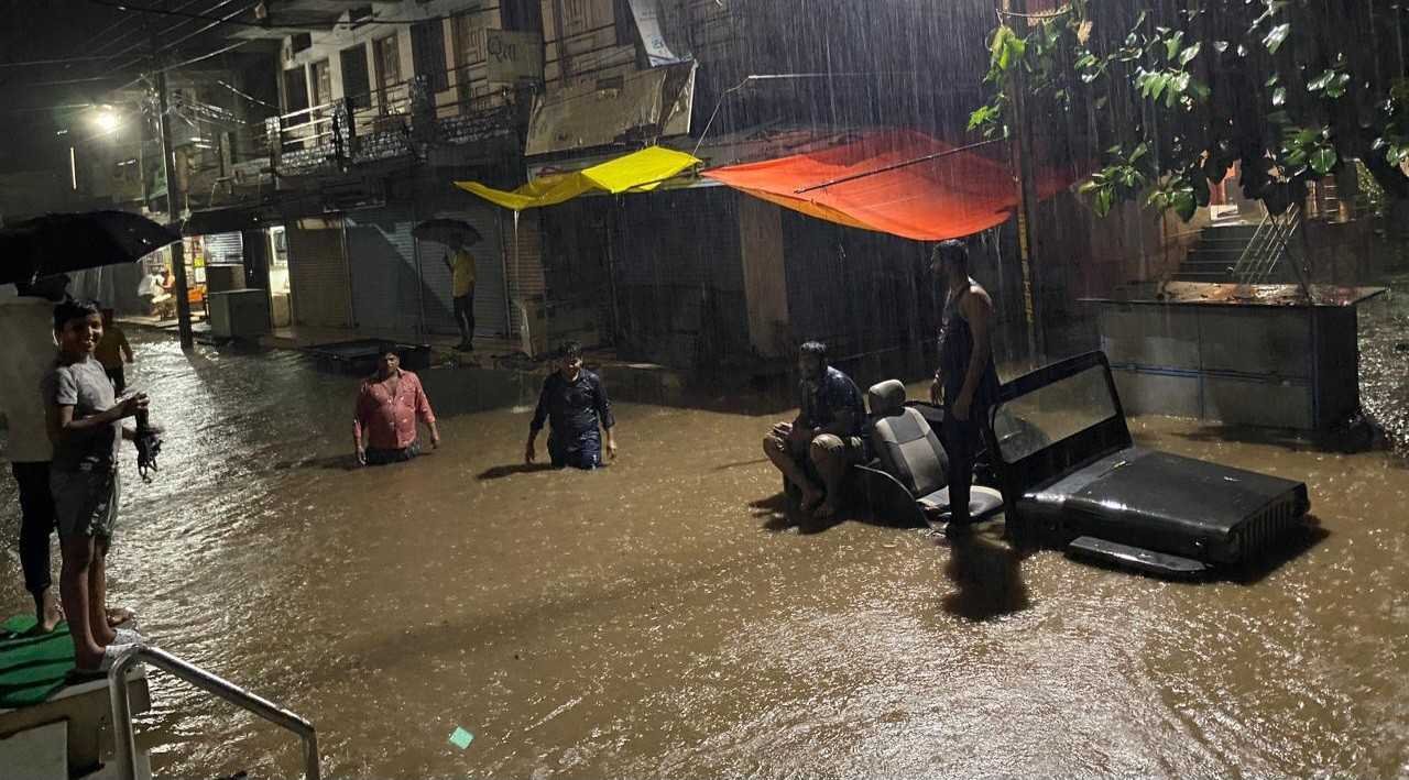 शहर में मूसलाधार बारिश से कालोनिया और मोहल्ले बने ताल तलैया