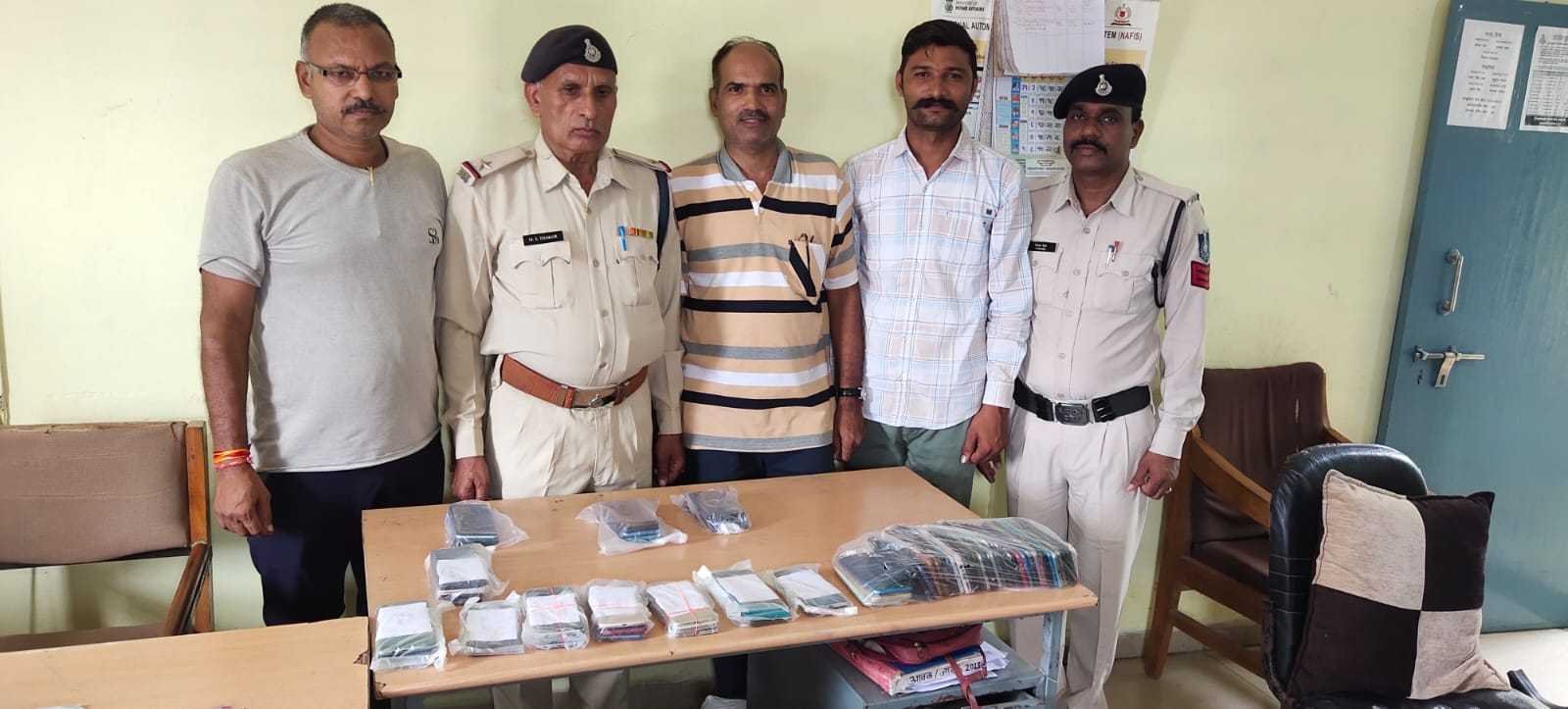 मोबाइल चुराकर बेचते थे बांग्लादेश, पुलिस ने किया अन्तर्राष्ट्रीय चोर गिरोह का पर्दाफाश