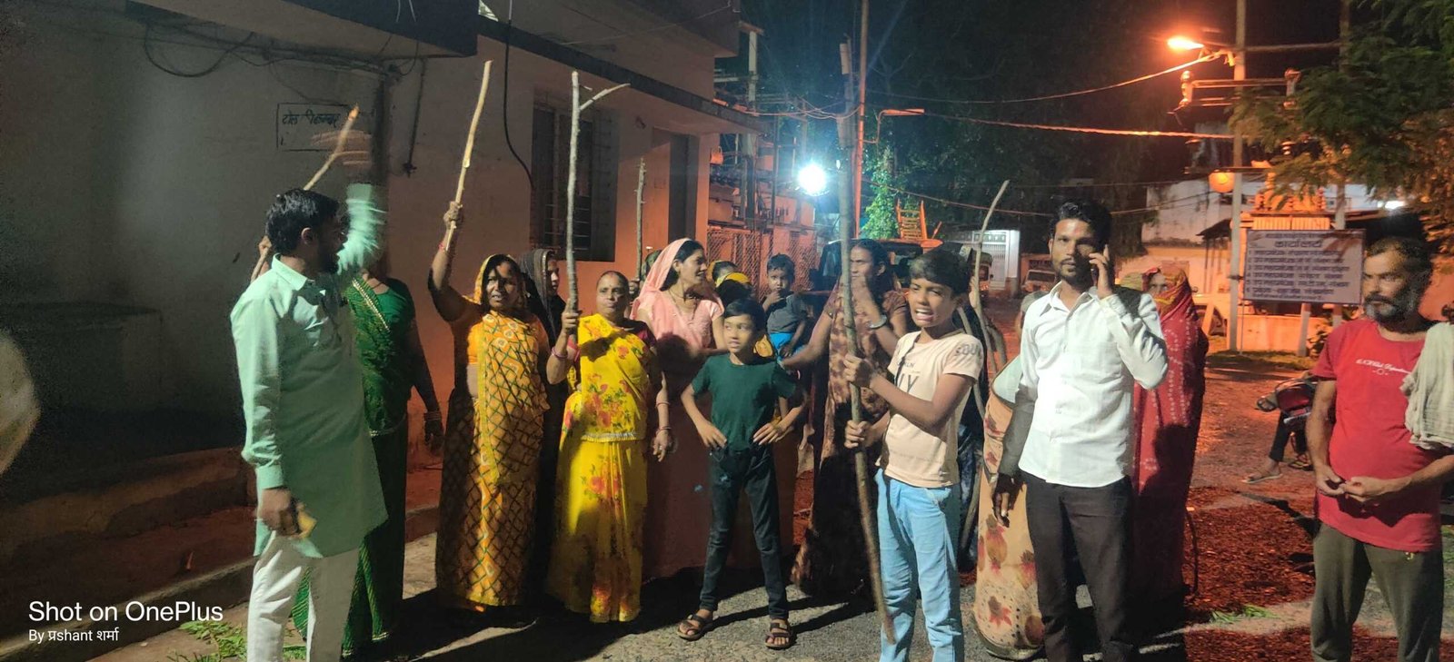 पांच दिन से बिजली गुल, पानी भी नहीं मिला