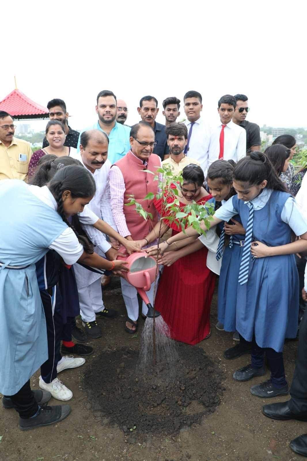 मुख्यमंत्री श्री चौहान ने औबेदुल्लागंज के 250 स्कूली बच्चों के साथ किया पौध-रोपण