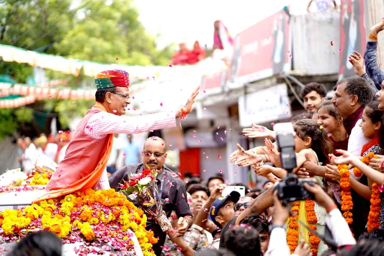 गोपालपुर में जनदर्शन में सम्मिलित हुए मुख्यमंत्री श्री चौहान
