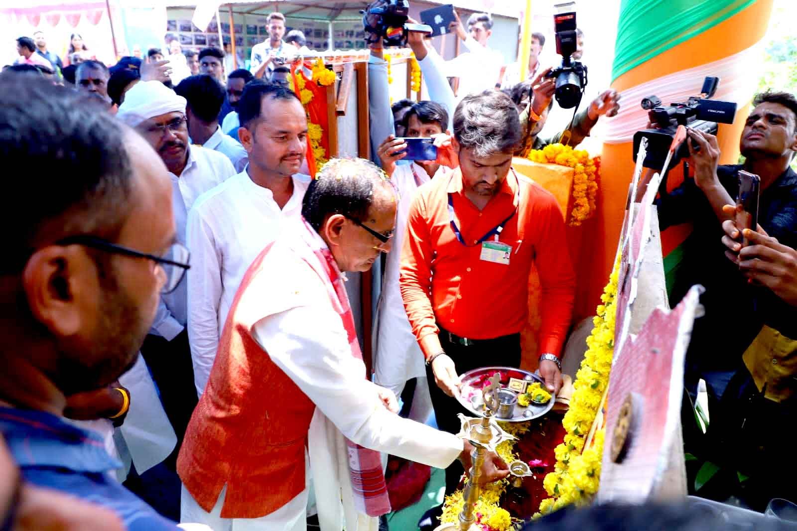 मुख्यमंत्री ने बनखेड़ी में शरद स्मृति छात्रावास और जैव कीट नियंत्रण इकाई का लोकार्पण किया