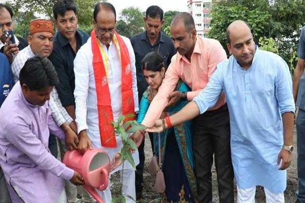 मुख्यमंत्री श्री चौहान के साथ स्पेशल ऑलिंपिक के पदक विजेताओं ने रोपे पौधे
