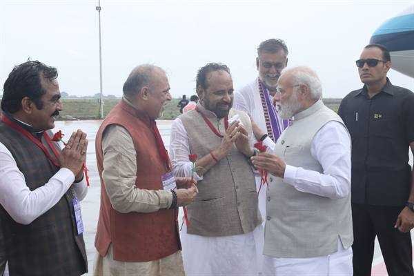 प्रधानमंत्री नरेन्द्र मोदी का जबलपुर के डुमना विमानतल पर आत्मीय स्वागत