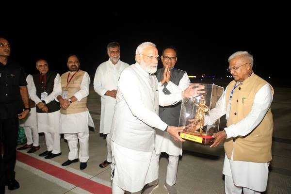 प्रधानमंत्री  नरेंद्र मोदी को डुमना विमानतल पर दी गई भावभीनी विदाई