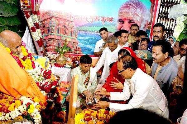 मुख्यमंत्री श्री चौहान ने स्वामी षड़मुखानंद जी महाराज का लिया आशीर्वाद