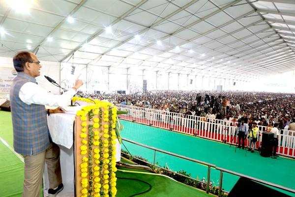 अब संविदा कर्मचारियों के लिए प्रतिवर्ष अनुबंध की प्रक्रिया समाप्त : मुख्यमंत्री श्री चौहान