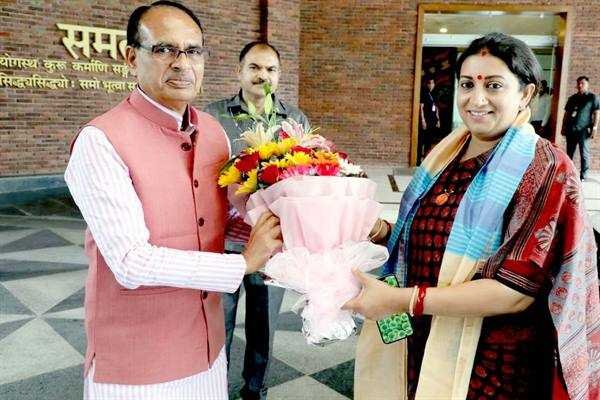 मुख्यमंत्री श्री चौहान से केन्द्रीय मंत्री श्रीमती स्मृति ईरानी ने की भेंट