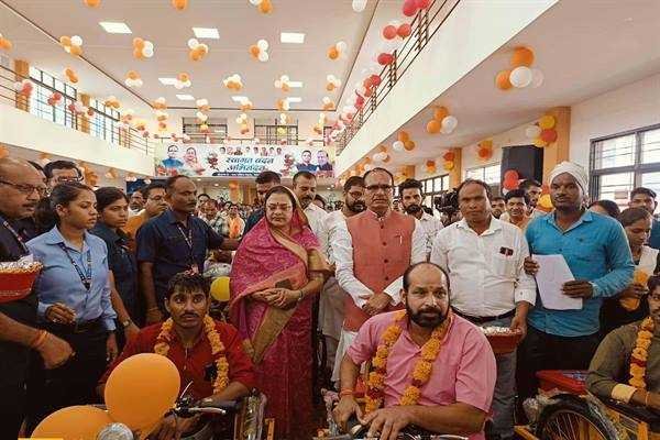 मुख्यमंत्री श्री चौहान ने दिव्यांगजन से कहा- आप अकेले नहीं हो, मामा आपके साथ है