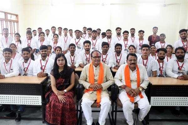 शासन की योजनाओं का लाभ लेने के लिए लोगों को जागरूक करें जनसेवा मित्र : मुख्यमंत्री श्री चौहान
