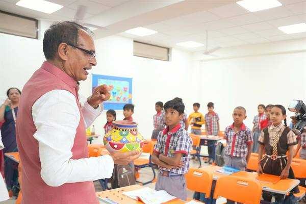 शिक्षा के बिना जीवन सूना इसलिये स्कूल चलें हम