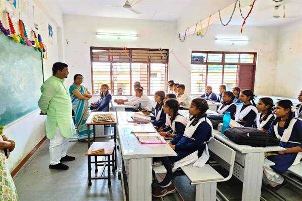 शिक्षक बच्चों को अच्छी शिक्षा देकर जिम्मेदार नागरिक बनने में करें मदद