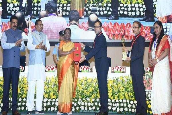 प्रदेश के सचिव राजस्व एवं आयुक्त भू-अभिलेख और 15 जिलों के कलेक्टर्स को मिला “भूमि सम्मान 2023”