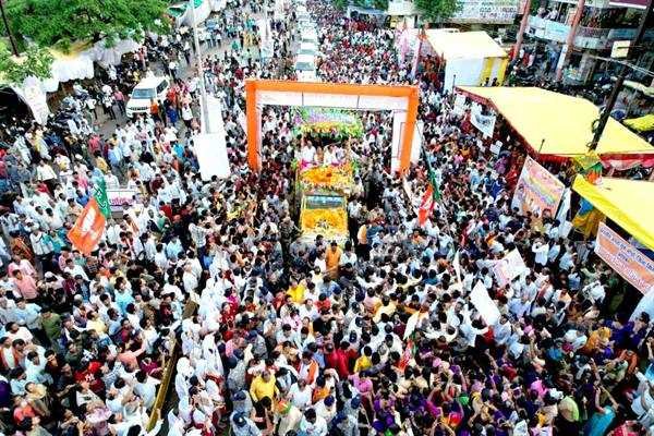 मुख्यमंत्री श्री चौहान के रोड-शो में उमड़ा जन-सैलाब