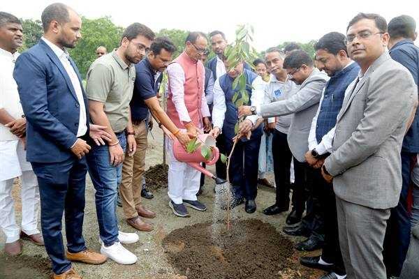 मुख्यमंत्री श्री चौहान ने बरगद, जामुन, महुआ और गुलमोहर के पौधे रोपे