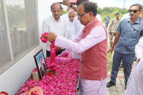 मुख्यमंत्री श्री चौहान ने पूर्व विधायक आष्टा स्व. श्री गुणवान को दी श्रद्धांजलि
