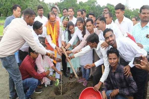 मुख्यमंत्री श्री चौहान ने रोपे पीपल, कदम्ब और खिरनी के पौधे
