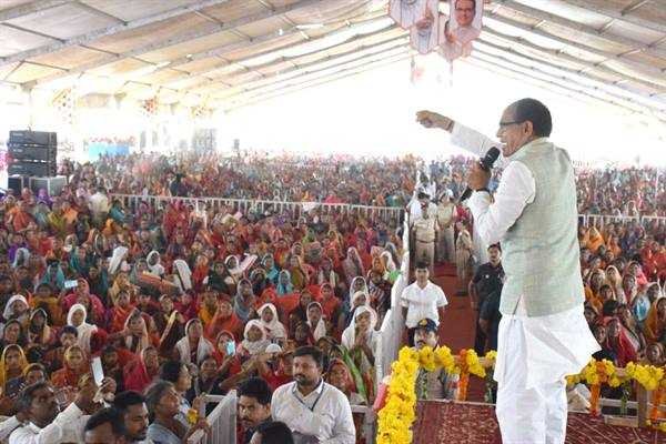 जब भाई मुख्यमंत्री हो तो बहन नंगे पांव क्यों चलें: मुख्यमंत्री श्री चौहान