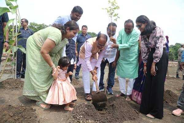मुख्यमंत्री श्री चौहान ने किया पौध-रोपण