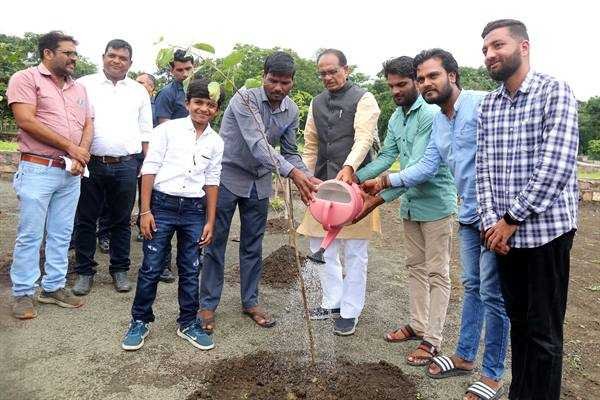 मुख्यमंत्री श्री चौहान ने पीपल, जामुन और गुलमोहर के पौधे रोपे