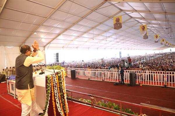 आशा, ऊषा बहनों का मानदेय 2 हजार से बढ़ाकर 6 हजार रूपए किया जाएगा, सेवानिवृत्ति के बाद एक लाख रूपए भी दिए जाएंगे – मुख्यमंत्री श्री चौहान