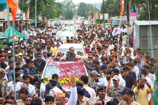 मुख्यमंत्री श्री चौहान का बायां में जनदर्शन के दौरान नागरिकों ने किया आत्मीय स्वागत