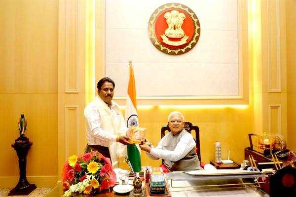 राज्यपाल श्री पटेल ने राजभवन के सेवानिवृत्त अधिकारी-कर्मचारियों को विदाई दी