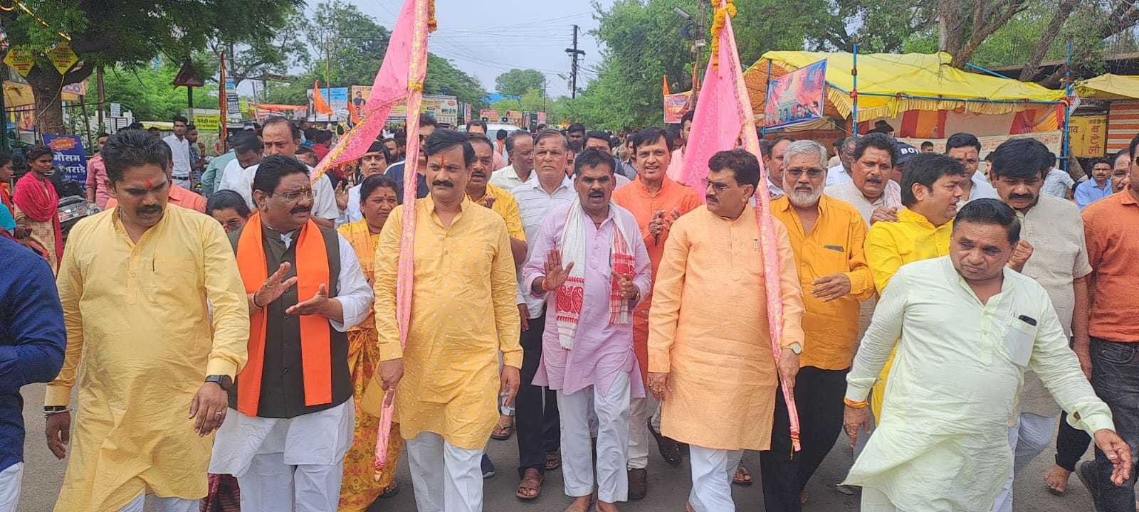 गुरु पूर्णिमा पर भाजपा परिवार ने सुख समृद्धि और शांति के लिए निकाली निशान यात्रा