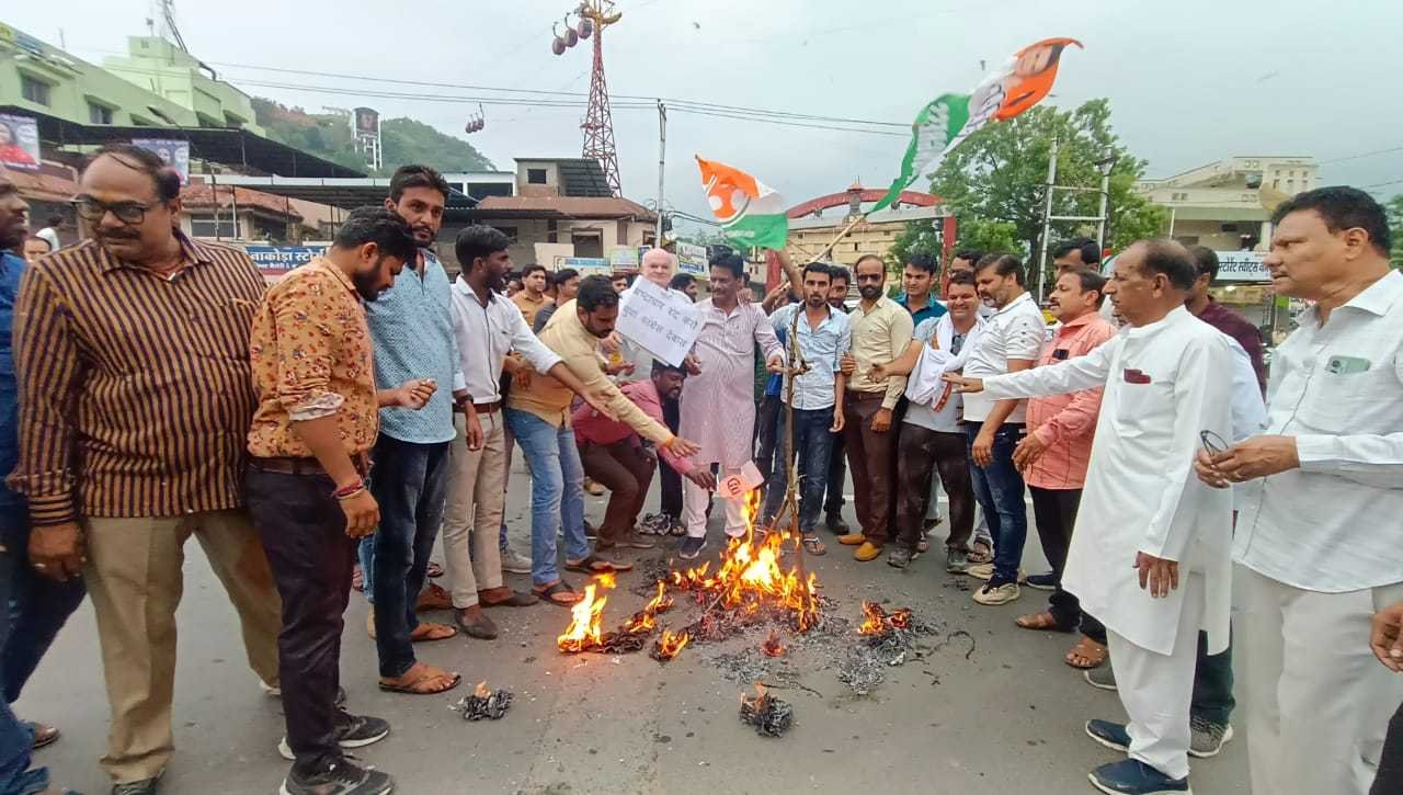 युवा कांग्रेस ने भिंड विधायक का पुतला जलाया