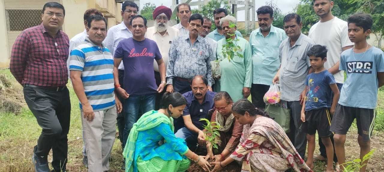 देहदानी स्व नारायण राव शिंदे की स्मृति में मेडिकल कालेज में लगाया पौधा।