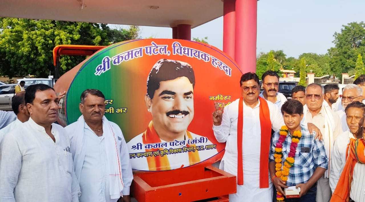 विकास पर्व के तहत कृषि मंत्री श्री पटेल ने 14 पेयजल टैंकर रवाना किये