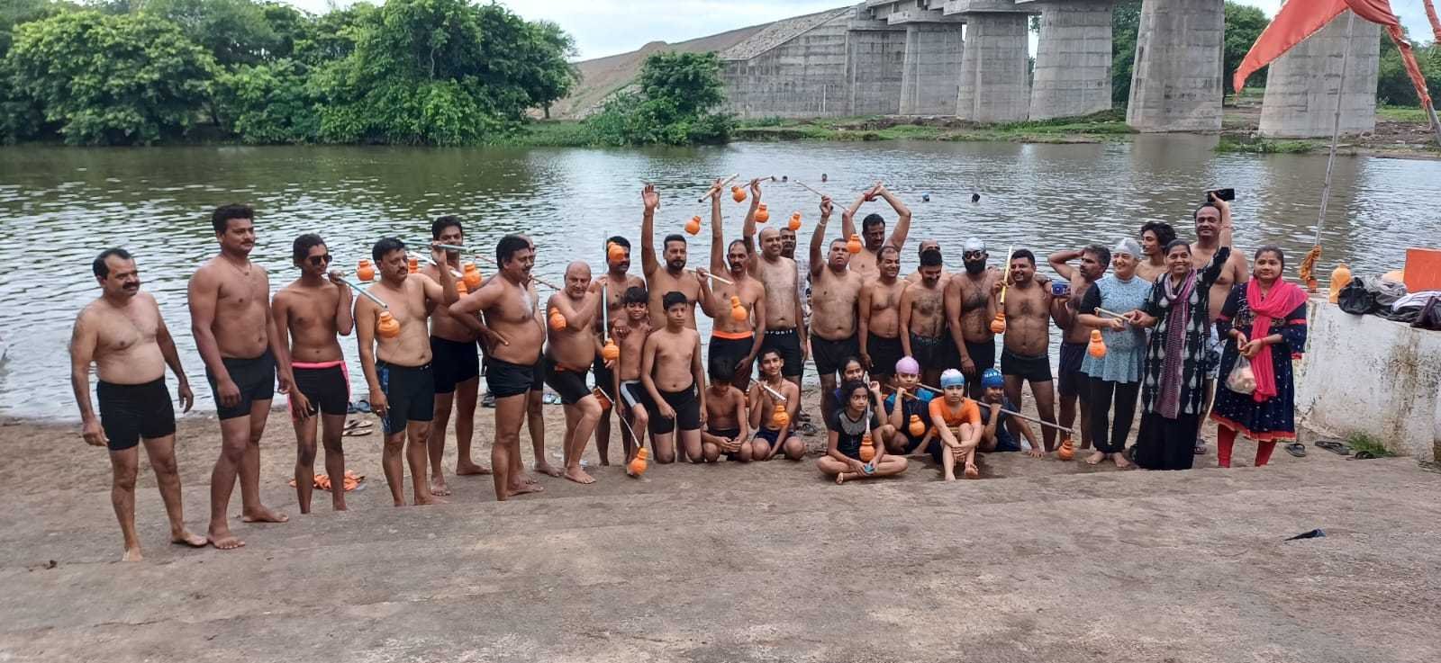 लहरों के राजा ग्रुप द्वारा निकाली गई अनोखी कावड़ यात्रा