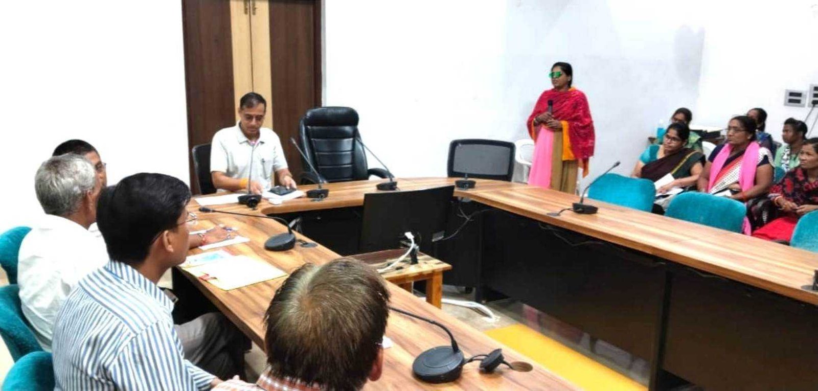 जिला पंचायत के सी.ई.ओ. श्री सोलंकी ने ली कम मतदान वाले क्षेत्रों की जानकारी