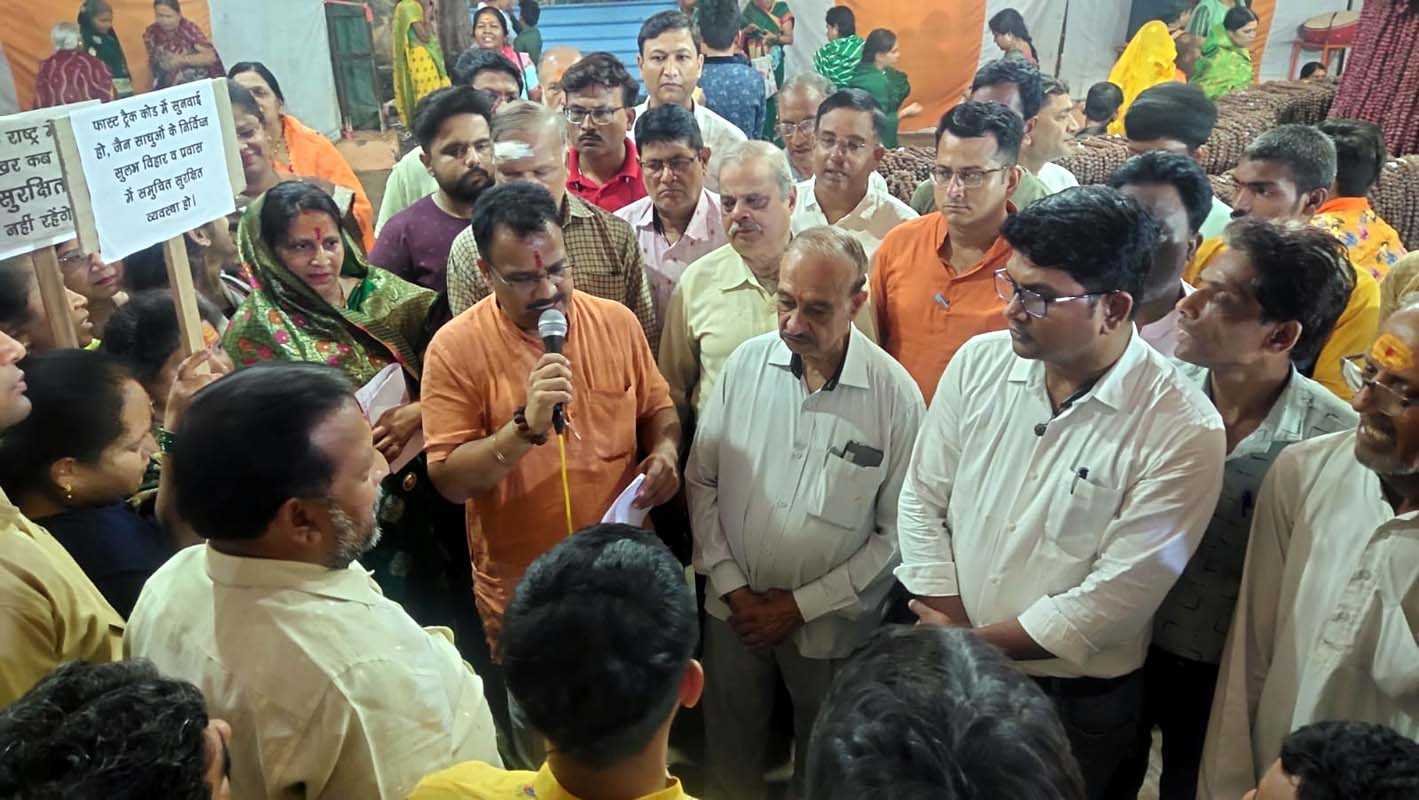 जैन संत की निर्मम हत्या के विरोध में महादेवगढ़ मंदिर में प्रदर्शन