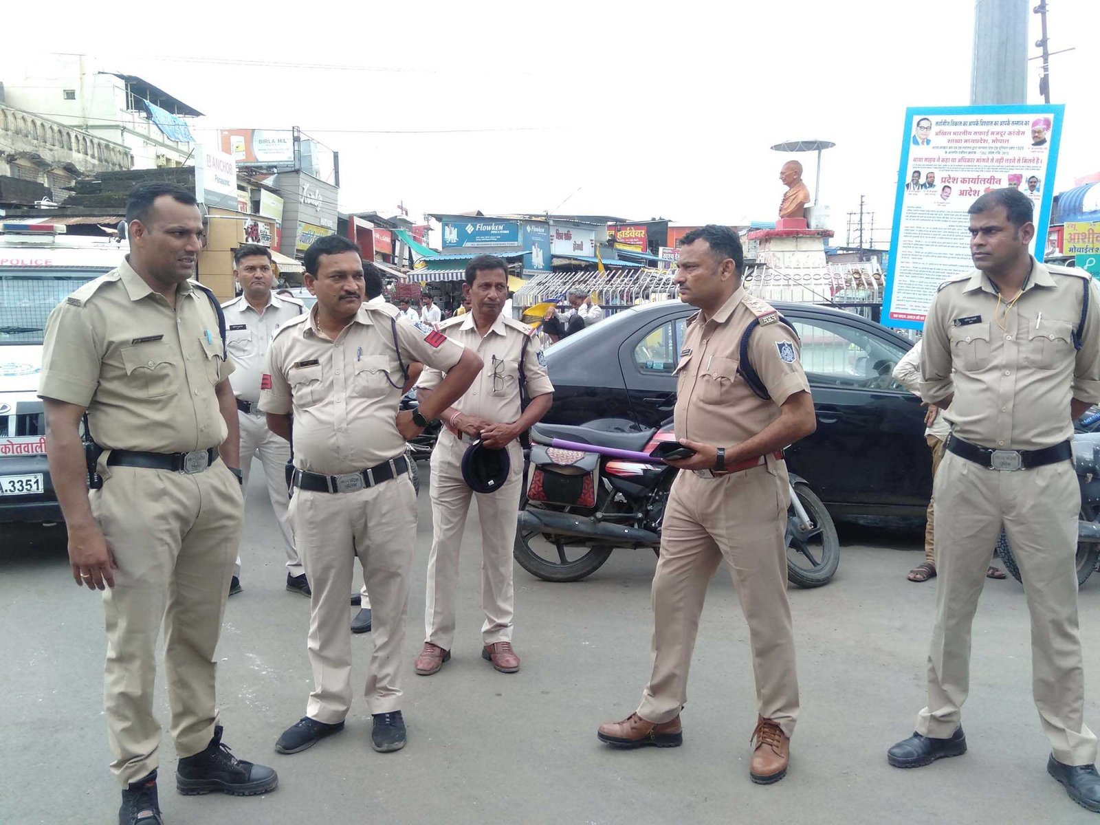 सिटी बस के लिए भूख हड़ताल, सफाई कर्मियों ने किया चक्काजाम