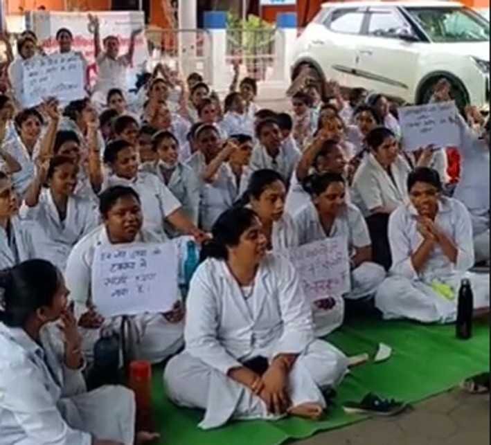 नर्सिंग आफिसर अनिश्चितकालीन हड़ताल, धरना देकर किया प्रदर्शन