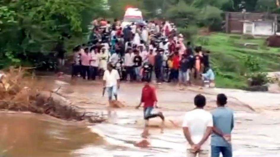 जान जोखिम में डाल नदी पार कर रहे लोग, वीडियो वायरल