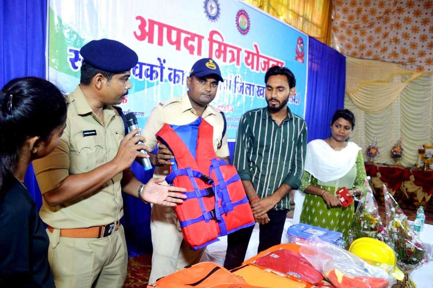 आपदा से निपटने के लिए आपदा मित्र ले रहें प्रशिक्षण