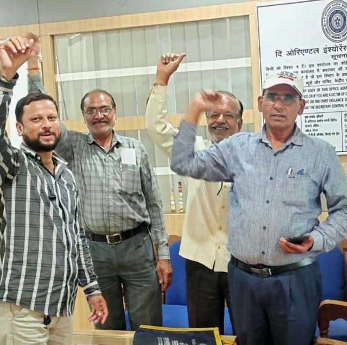ओरिएंटल इंश्योरेंस कंपनी के अभिकर्ताओं ने विरोध प्रदर्शन किया