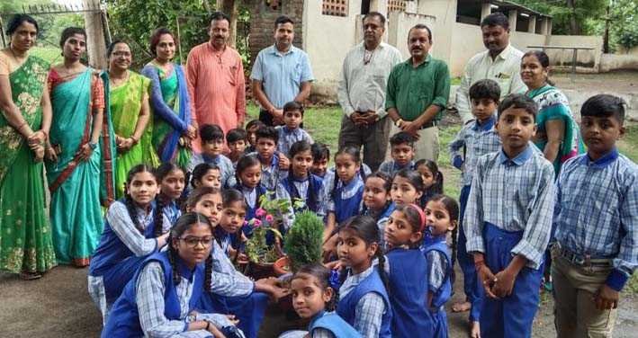 स्कूली बच्चों ने गमले सजा कर किया पौधारोपण