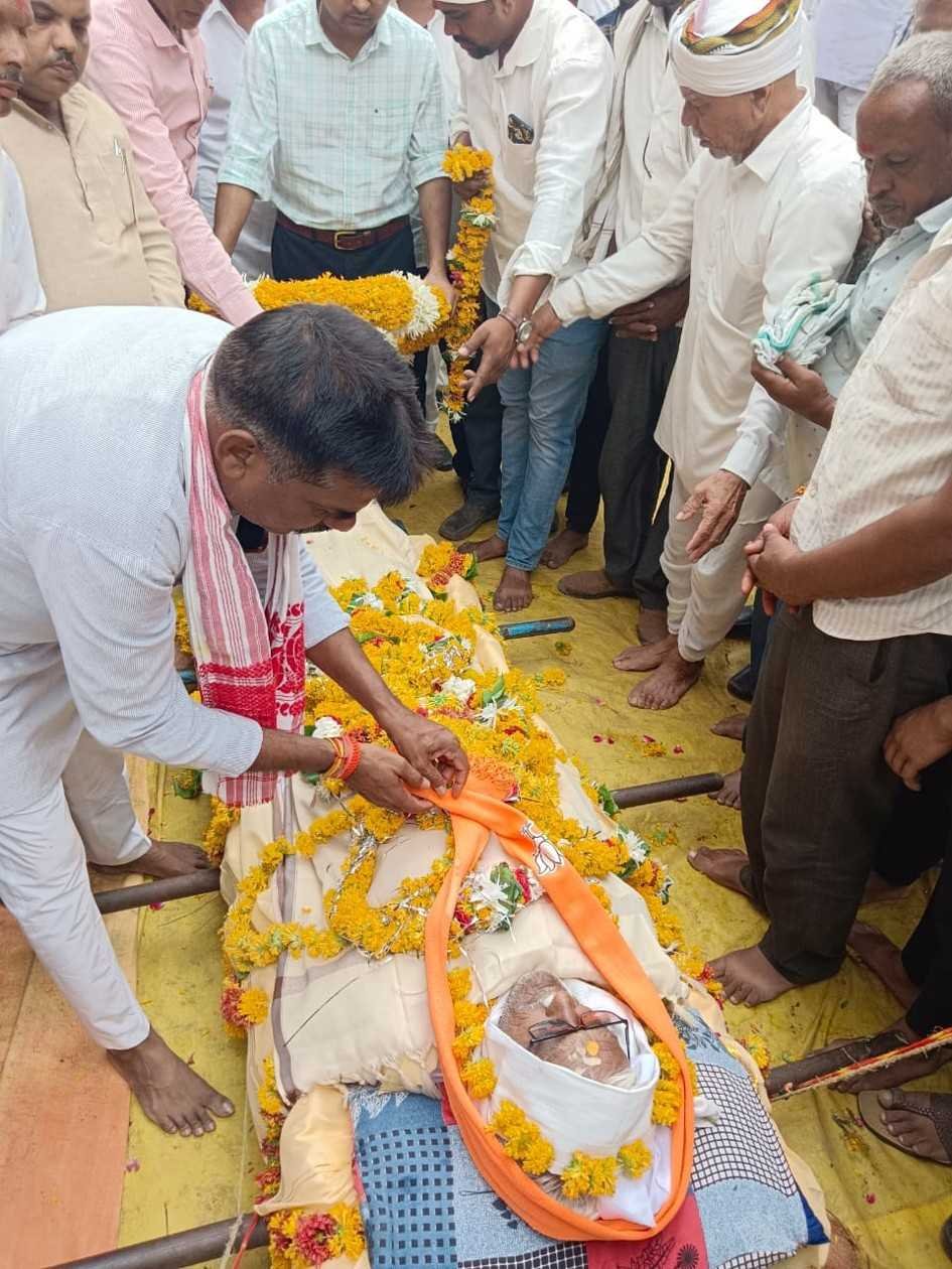 मीसाबंदी मिश्रा को राजकीय सम्मान से दी अंतिम विदाई