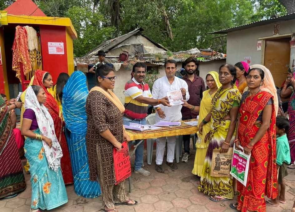 कांग्रेस ने भरवाए नारी सम्मान योजना के फॉर्म